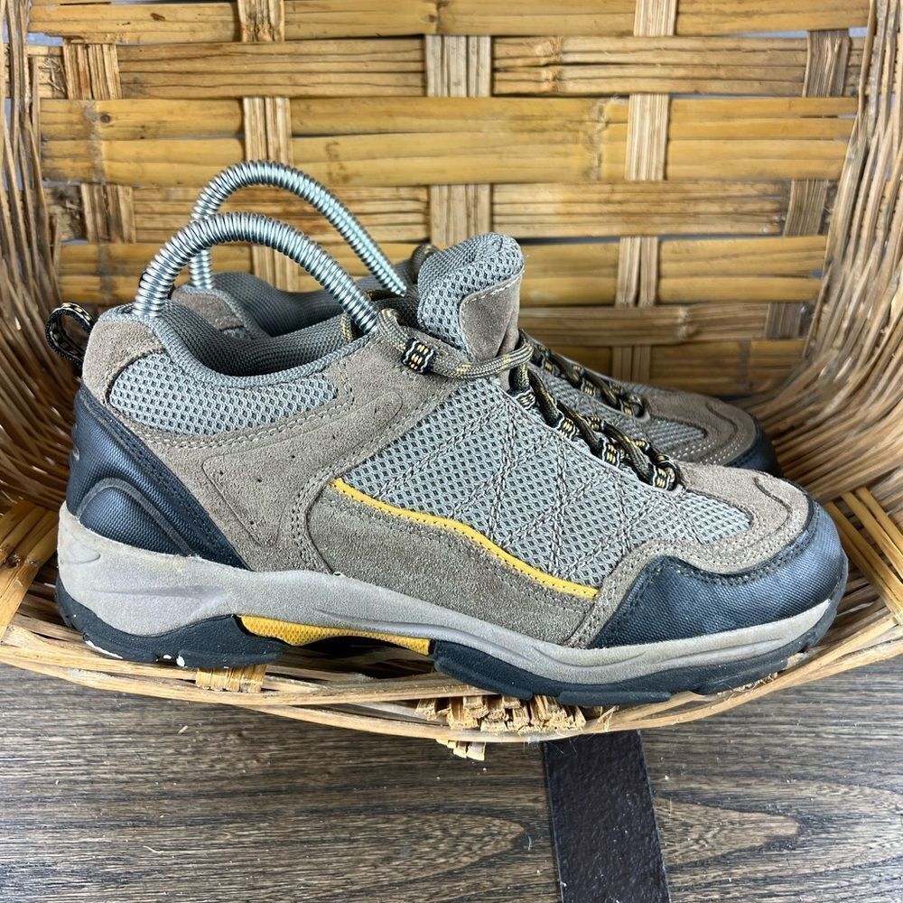 Sonoma boy slip resistant shoes size 5